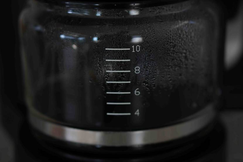 Nahaufnahme der gläsernen Kaffeekanne mit Tassen-Angabe einer Kaffeemaschine mit Mahlwerk im Test.