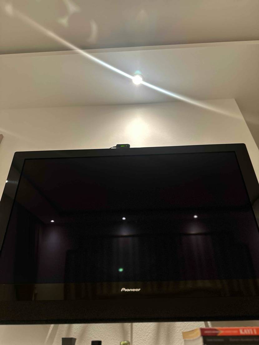 49-Zoll-Fernseher im Test: Blick von unten auf ein an der Wand angebrachtes ausgeschaltetes Gerät.