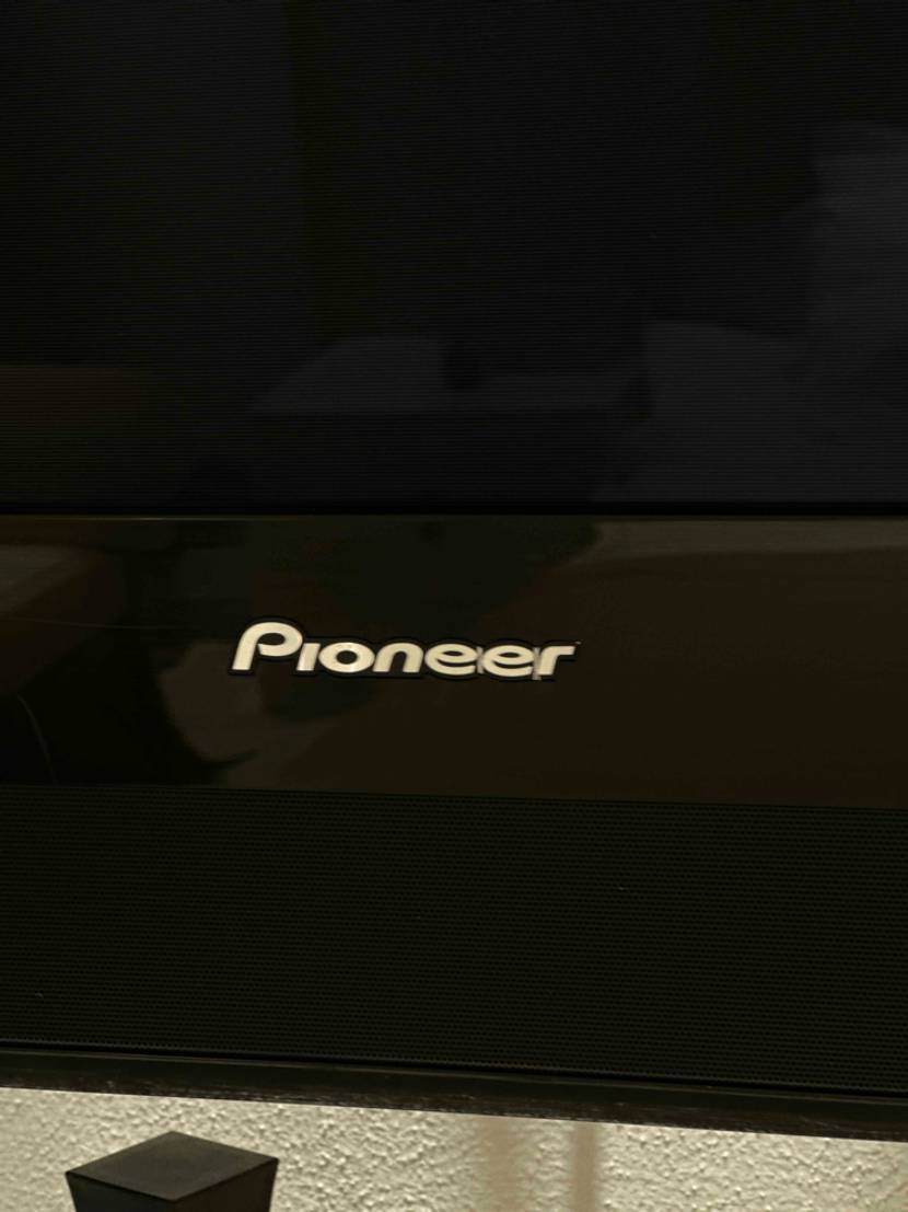 Auf einem getesteten 49-Zoll-Fernseher ist der Herstellername aufgedruckt.