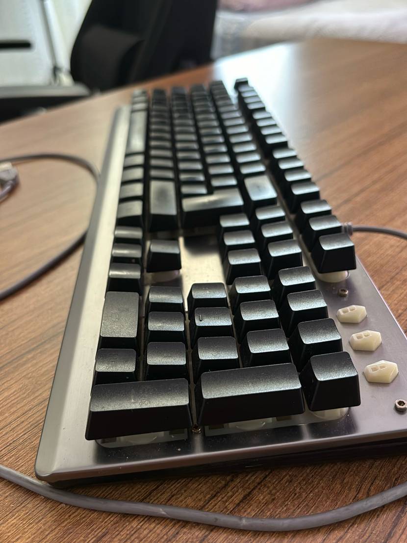 Im Test: Eine mechanische Tastatur von der Seite auf einem Holztisch.