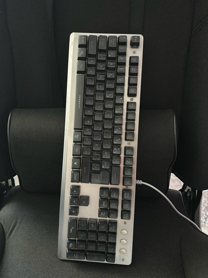 Mechanische Tastatur getestet: Eine Tastatur lehnt hochkant auf einem Bürostuhl.