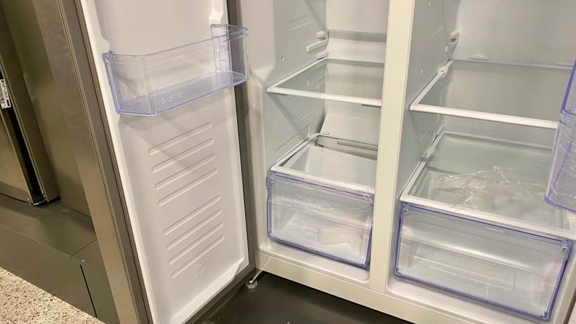 Geöffneter Side-by-Side-Kühlschrank im Test: Ansicht der unteren transparenten Schubladen und der Glasböden.