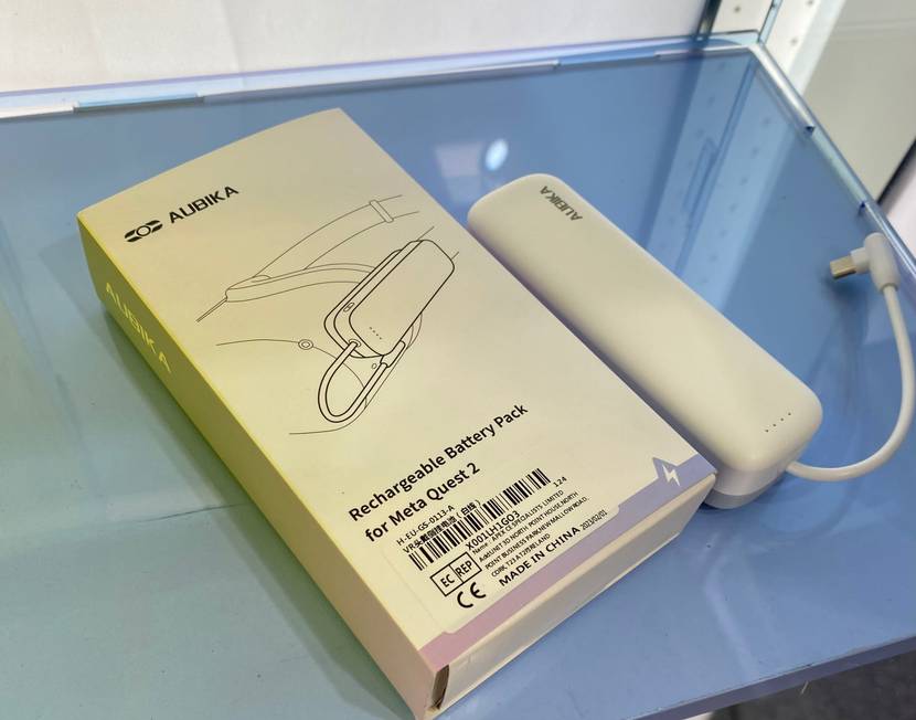 Getestet: Eine Powerbank liegt neben der Rückseite der Originalverpackung.