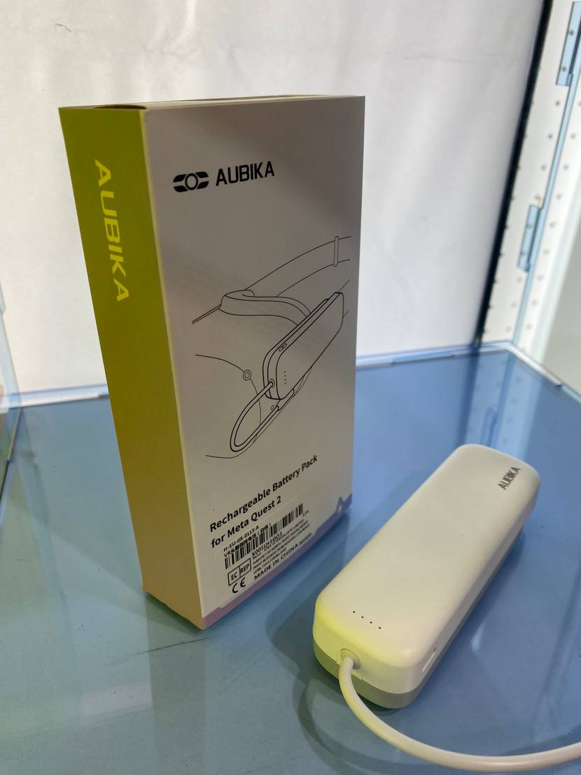 Powerbank getestet: Eine Powerbank vor ihrer Originalverpackung auf einer blauen Fläche.