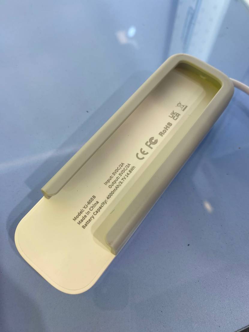 Ladestation einer getesteten Powerbank auf einer blauen Fläche.