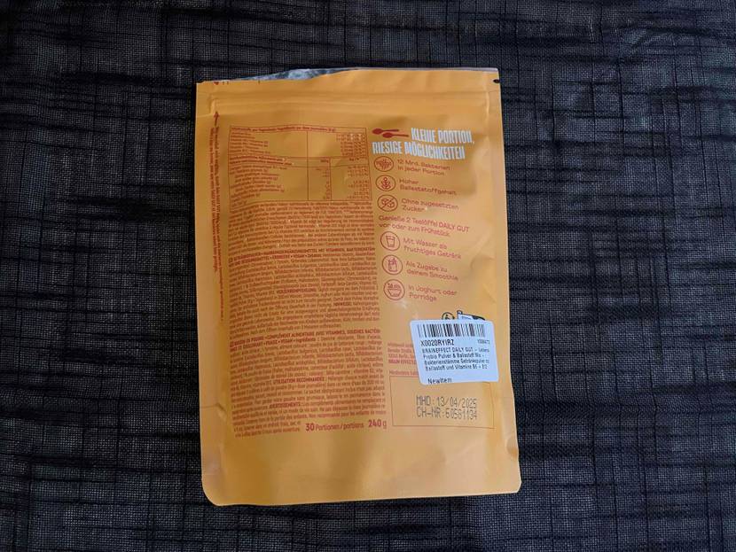 Im Test: Rückseite einer Packung Darmbakterien-Pulver auf einem dunklen Stoff.