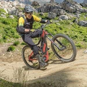mann auf fahrrad in den bergen