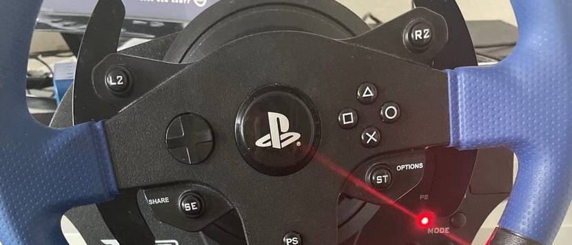 PS4-Lenkrad von Thrustmaster.