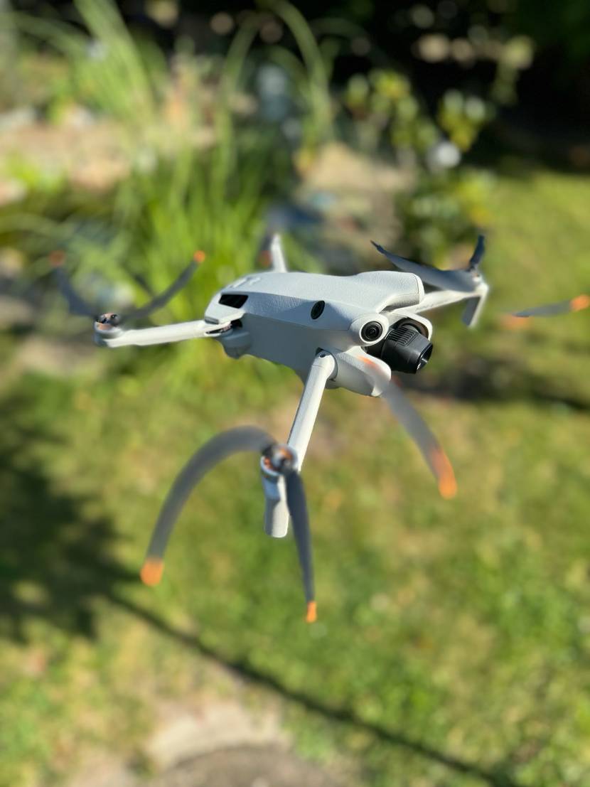 Quadrocopter getestet: Ein Gerät im Flug von der Seite.
