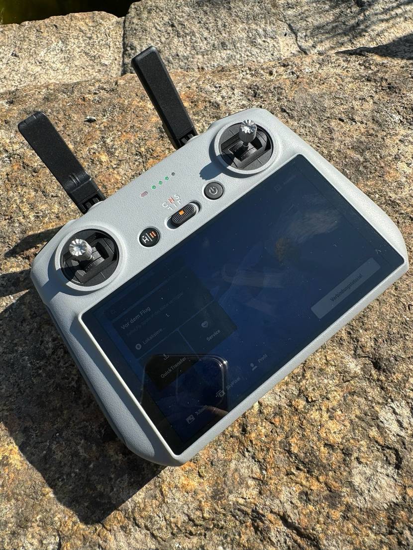 Nahaufnahme des Controllers eines getesteten Quadrocopters auf einem Stein.