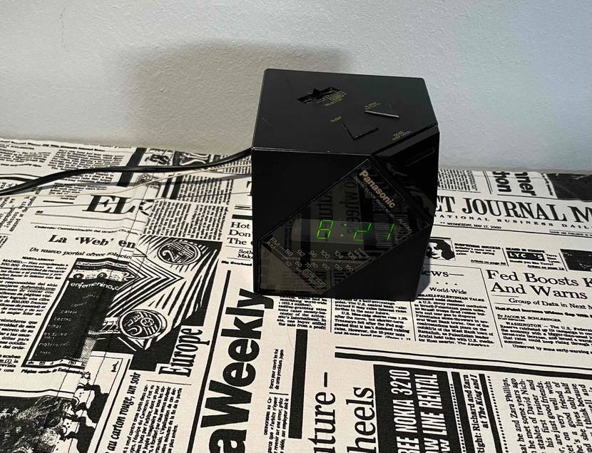 Radiowecker im Test: Radiowecker steht auf einer Zeitung.