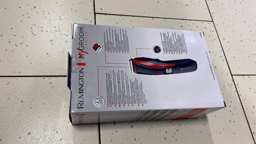 Haarschneider-Test: My Groom von Remington liegt in der Verpackung mit der Rückseite nach oben auf dem Boden.