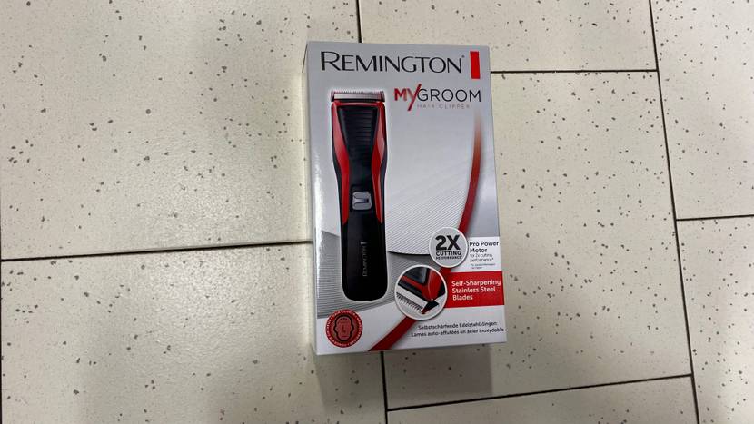 Haarschneider im Test: My Groom von Remington liegt in seiner Verpackung auf dem Fliesenboden.