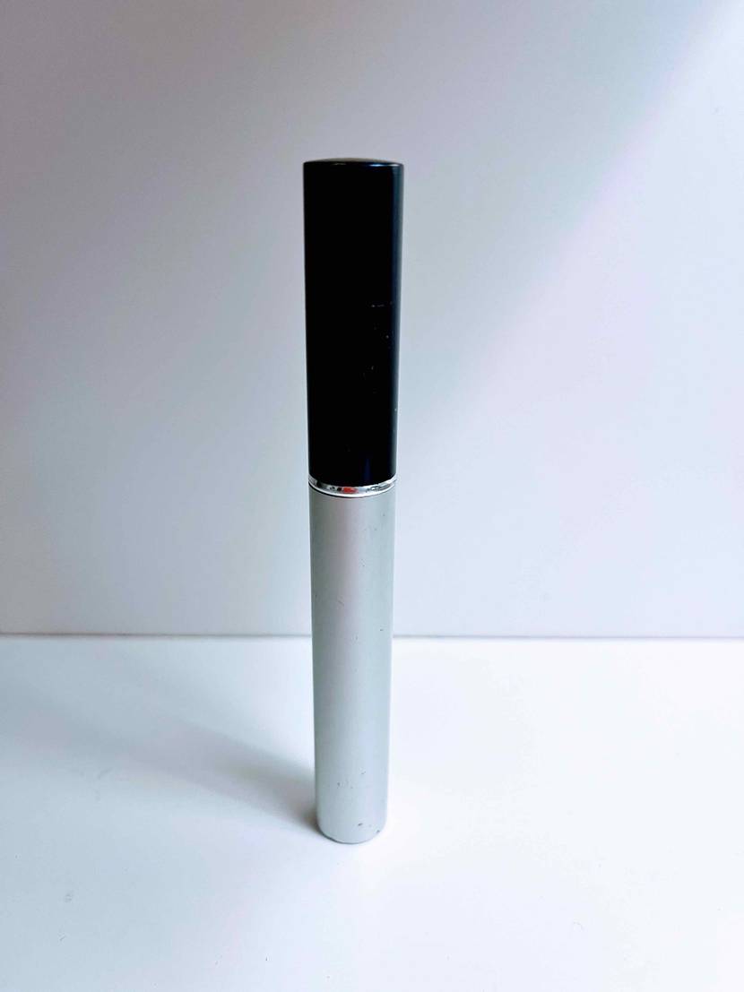 Wimpernserum getestet: geschlossenes Fläschchen steht in weißem Regal.