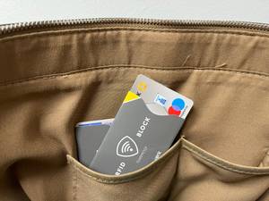 RFID-Blocker in einer Tasche