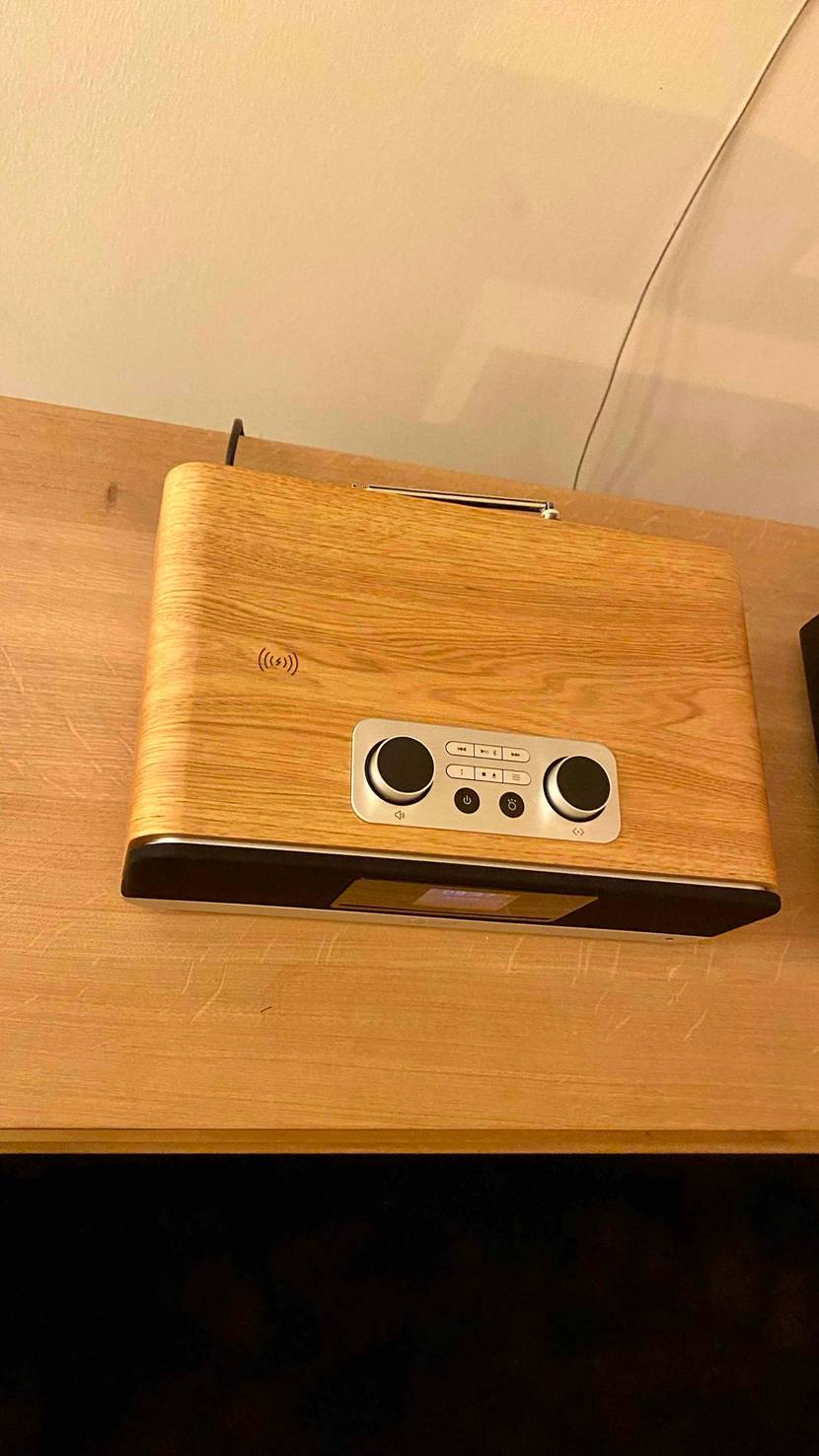 Internetradio getestet: Ein Gerät von oben mit Sicht auf die Bedienelemente.
