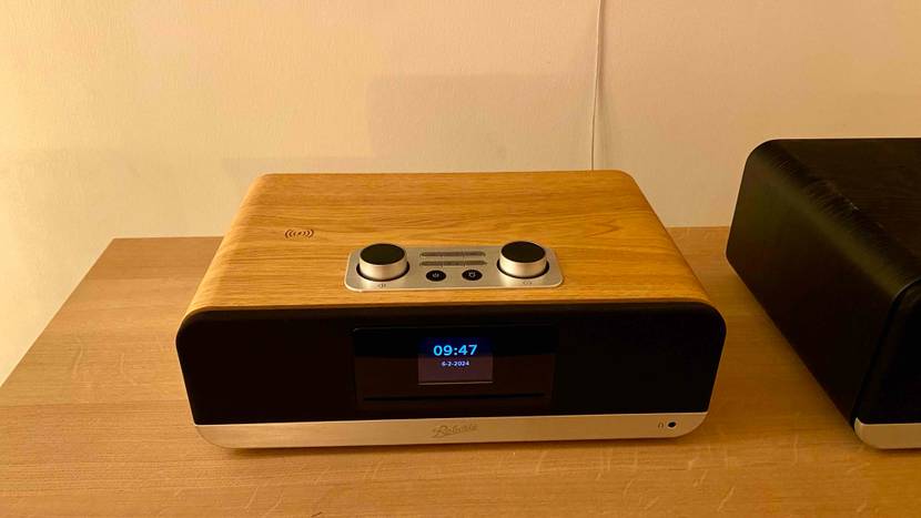 Ein getestetes Internetradio von vorne inklusive Dispaly und Bedienelementen auf einer Holzoberfläche.