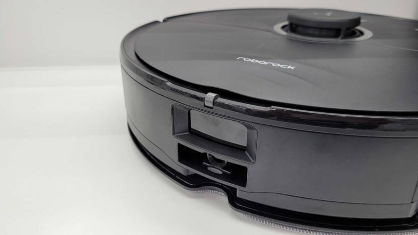 Detailansicht der Anschlüsse eines getesteten Saug-Wisch-Roboters.