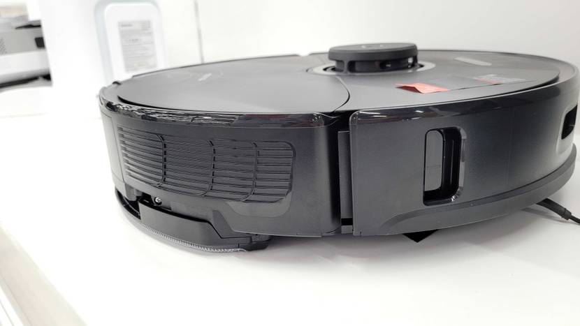 Saug-Wisch-Roboter im Test: Ein Gerät von der Seite betrachtet.