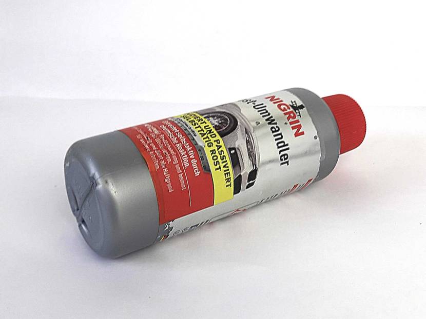 Rostumwandler getestet: Eine Flasche liegt quer auf einer hellen Fläche.