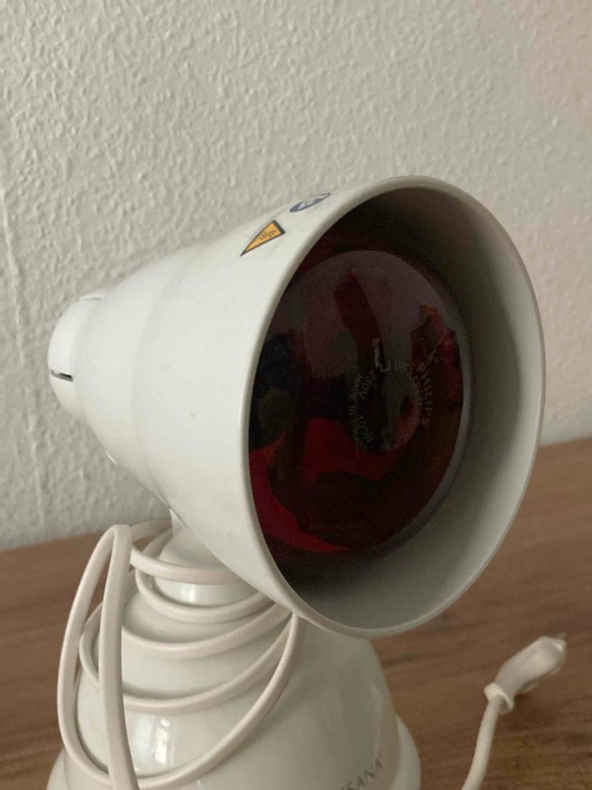 Im Test: Nahaufnahme der Glühbirne einer Rotlichtlampe vor einer hellen Wand.