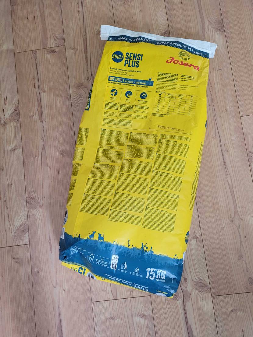 Die Rückseite eines 15Kg Beutels Josera Hundefutter.