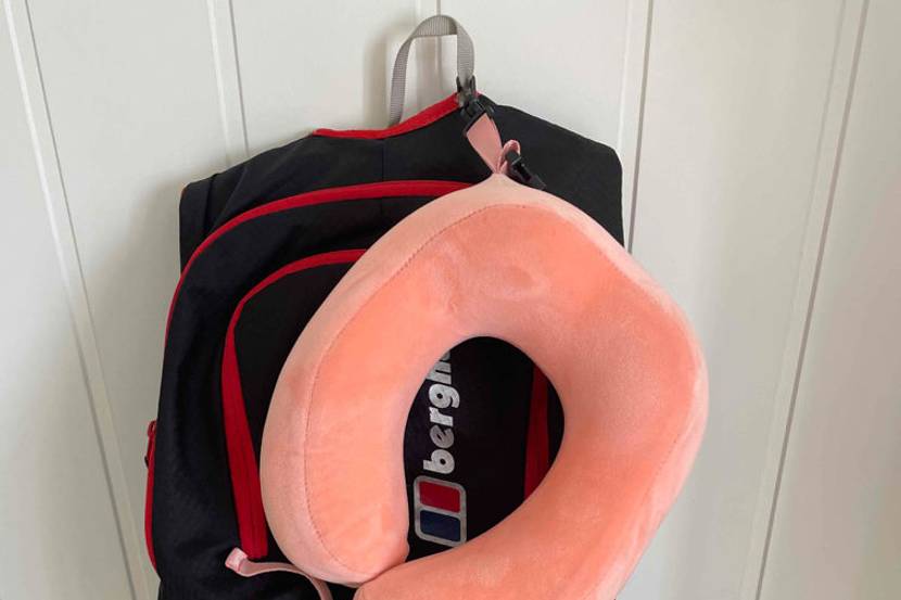 Rusta Reisekissen an Rucksack befestigt