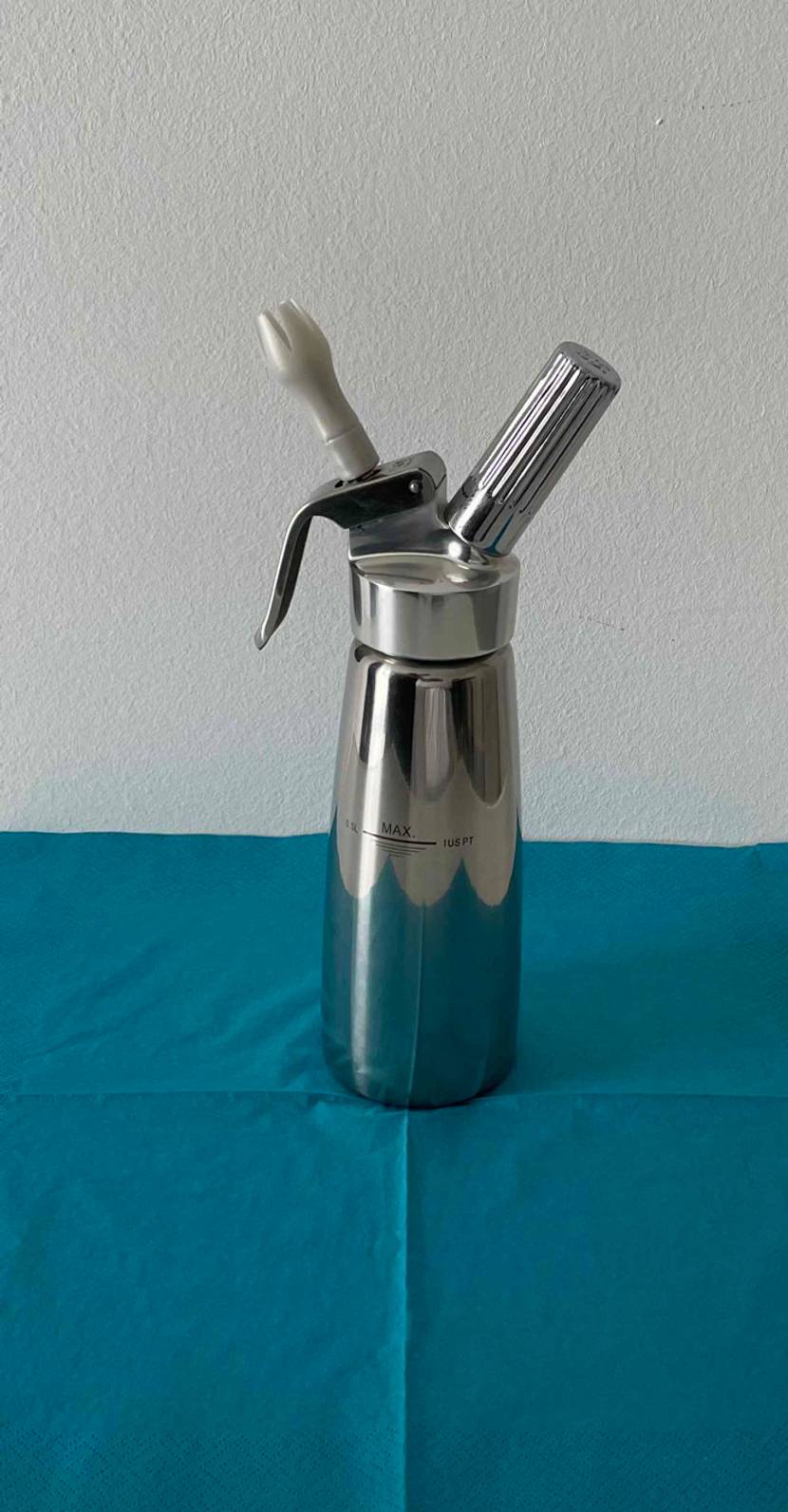 Sahnespender getestet: Ein Produkt von der Seite auf einer blauen Serviette.