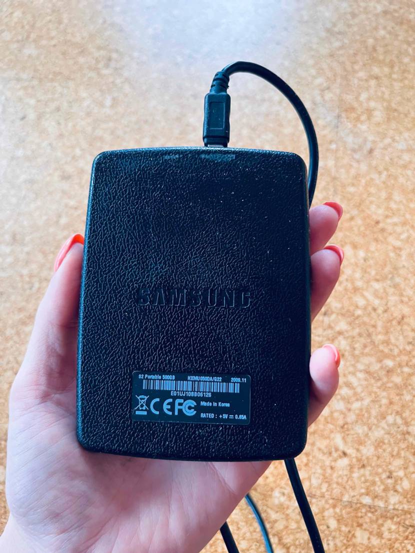 Externe Festplatte 3-5 Zoll im Test: Hand zeigt die Rückseite eines Gerätes von Samsung.