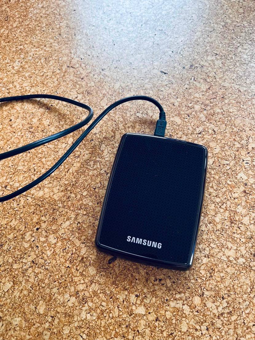 Externe Festplatte 3-5 Zoll im Test: ein Gerät von Samsung liegt mit eingestecktem Kabel auf einem Korkboden.