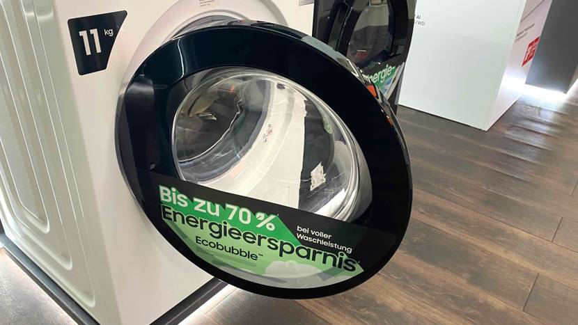Nahaufnahme der geöffneten Klappe einer Samsung Waschmaschine von der Seite.