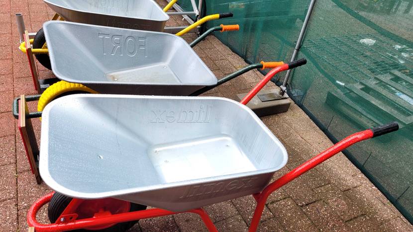 Im Test: Drei Schubkarren hintereinander auf einer Pflasterfläche.