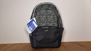 Schulrucksack vor weißer Wand