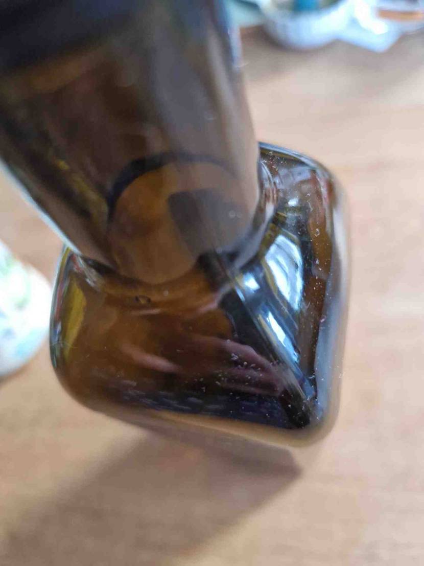 Eine getestete Glasflasche Schwarzkümmelöl im Test.