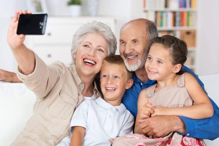 senioren smartphone kamera