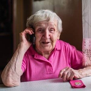 aeltere dame telefoniert mit seniorentelefon