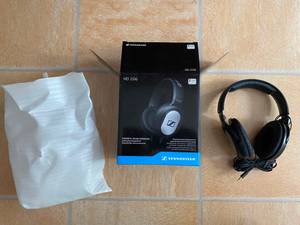 ausgepackte neue Kopfhörer mit Kabel der Marke Sennheiser