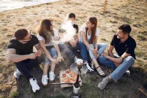 gruppe-sitzt-um-shisha-herum