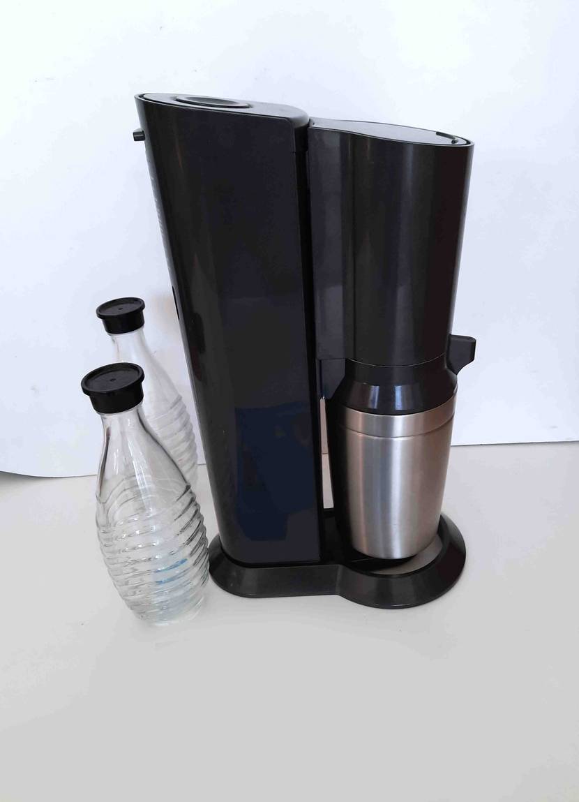 Ein getesteter Sodastream von der Seite mit zwei Glasflaschen.