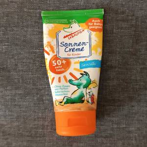 Tube Sonnencreme auf grauem Grund