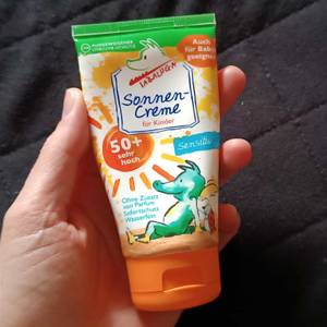 Tube Sonnencreme in der Hand