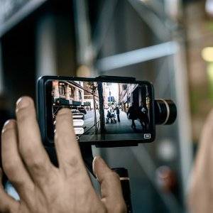 videoaufnahmen werden mit smartphone gemacht