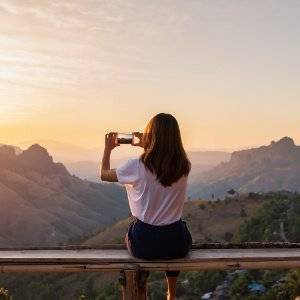 frau fotografiert mit smartphone