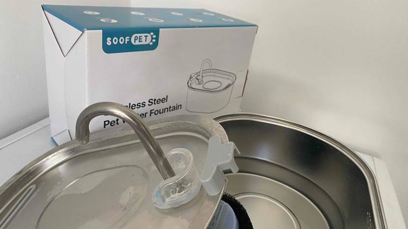 Katzenbrunnen im Test: Katzenbrunnenbehälter ist geöffnet und im Hintergrund ist die Verpackung zu sehen.