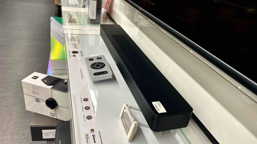 Eine getestete Soundbar in einer Ausstellung mit Bedienelement und Preisschild.