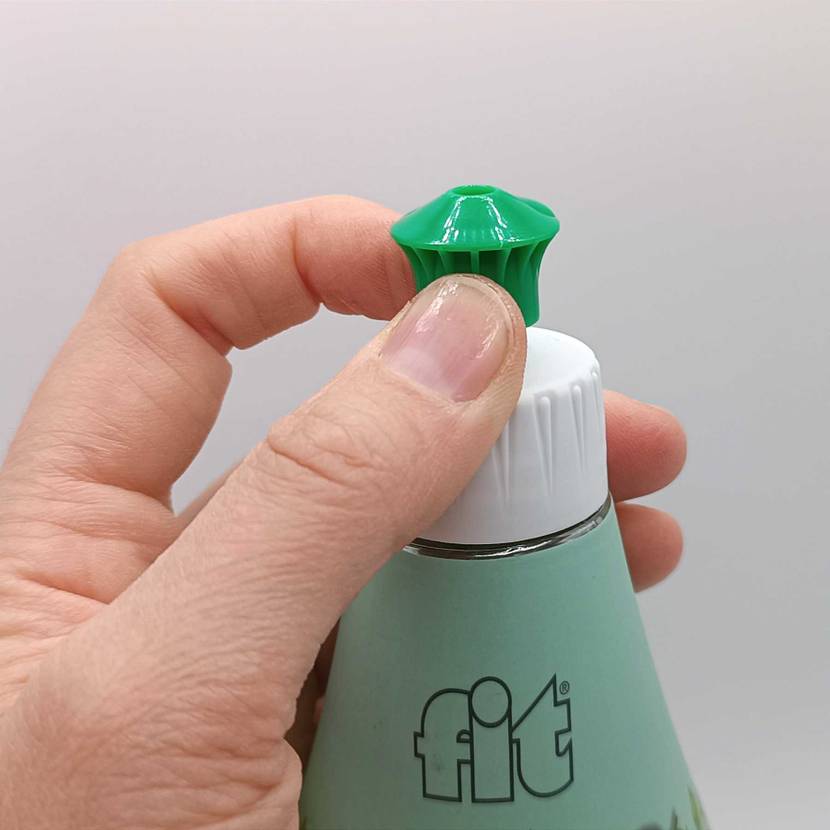 Spülmittelflasche wird mit einer Hand geöffnet.