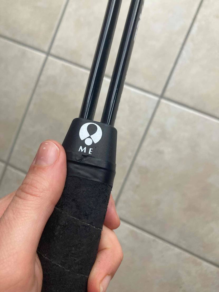Detailaufnahme des schwarzen Griffs inklusive zweisträngigem Übergang zur Schlagfläche eines getesteten Squashschlägers.