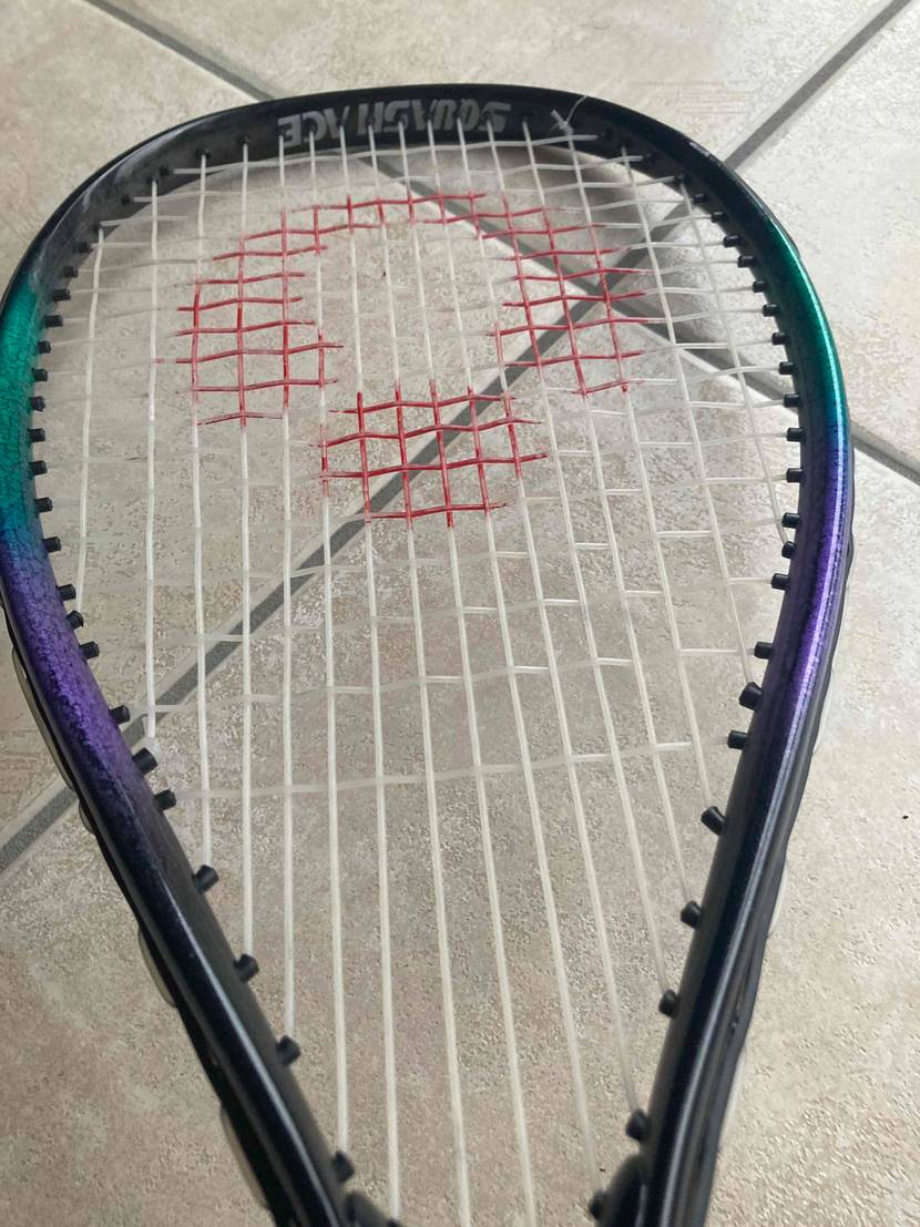 Ansicht des eingespannten Netzes der Schlagfläche von einem Squashschläger im Test.