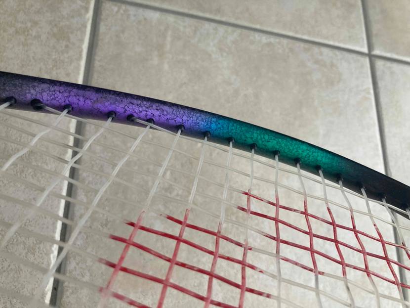 Detailansicht der Schlagfläche inklusive Netzbefestigung eines getesteten Squashschlägers.