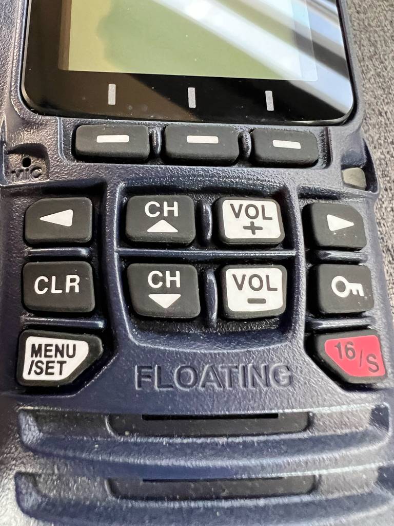 Nahaufnahme der Tastatur und des unteren Displays eines Funkgerätes im Test.